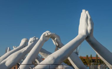 Belki ilginç bir zamanda yaşarsın.
