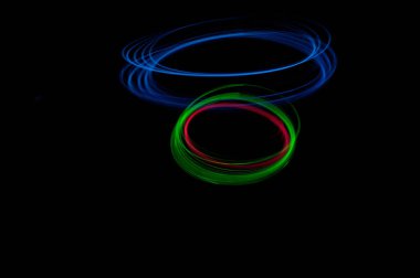 Karanlıkta renkli ışık çizgileri