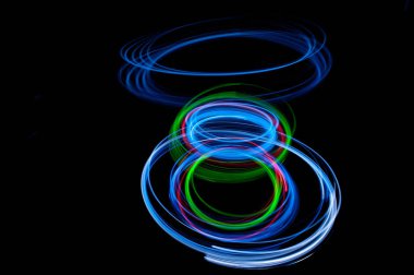 Karanlıkta renkli ışık çizgileri