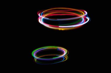 Karanlıkta renkli ışık çizgileri