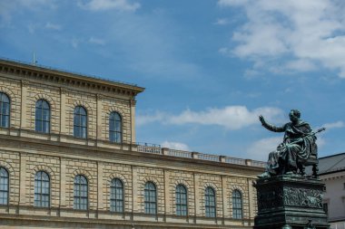 Münih 'in merkez meydanındaki Max Jioseph anıtı