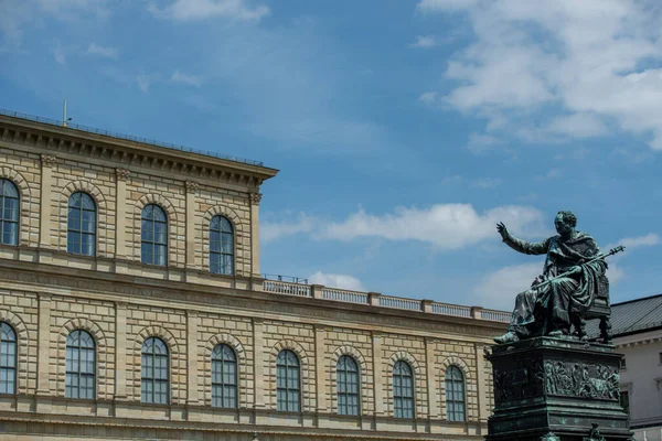 Münih 'in merkez meydanındaki Max Jioseph anıtı