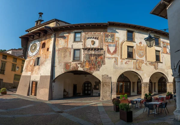 Clusone İtalya 4 Eylül 2020: Piazza di clusone with the Fanzago Planetary Clock, 1583 yılında Pietro Fanzago tarafından yaratıldı ve bugün hala çalışıyor