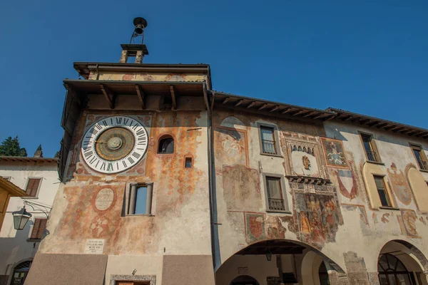 Clusone Italy 9月2020 ファンツァーゴ惑星時計を持つ広場Di Clusone ピエトロ ファンツァーゴによって1583で作成され まだ今日の仕事 — ストック写真