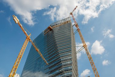 Milan İtalya 8 Eylül 2020: Gioia 22 kulesi, takma adı cam parçası olan otoyolun yapımı, Porta Nuova projesinin bir parçasıdır. Melchiorre Gioia boyunca 120 metre yüksekliğinde bir gökdelen olacak. Eserlerin sonunda... 