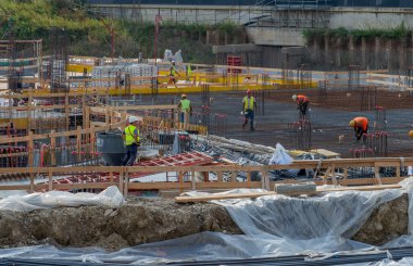 Milan İtalya 8 Eylül 2020: inşaat işçileri üssü beton döküm için metal kafeslerle hazırlıyorlar