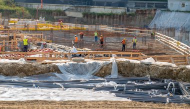 Milan İtalya 8 Eylül 2020: inşaat işçileri üssü beton döküm için metal kafeslerle hazırlıyorlar