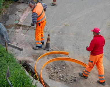 Zorzone Bergamo İtalya 23 Eylül 2020: İşçiler ultra hızlı ağın kablolarını gömmek için çalışıyorlar