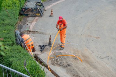 Zorzone Bergamo İtalya 23 Eylül 2020: İşçiler ultra hızlı ağın kablolarını gömmek için çalışıyorlar
