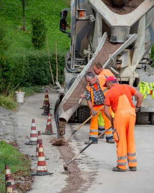 Zorzone Bergamo İtalya 23 Eylül 2020: İşçiler ultra hızlı ağın kablolarını gömmek için çalışıyorlar