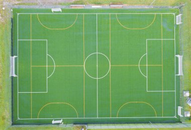 Tenis kortu ve sentetik çimenli futbol sahası