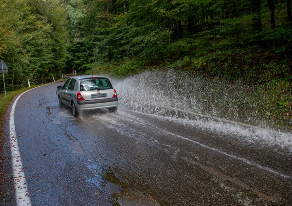 Auto Che Viaggia Strada Allagata — Foto Stock