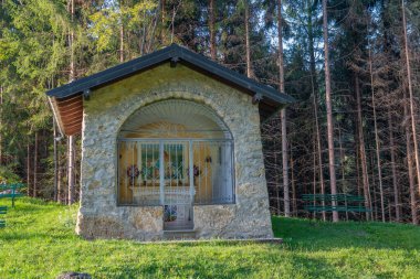 Ormandaki küçük taş kilise.