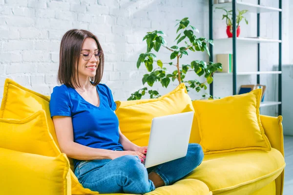 Attraktive Junge Studentin Lässigem Outfit Und Trendiger Brille Die Fern — Stockfoto