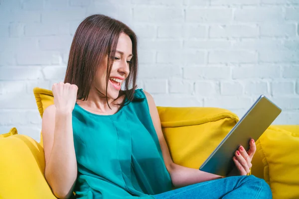 Jolie Jeune Femme Assise Maison Sur Canapé Jaune Avec Tablette — Photo