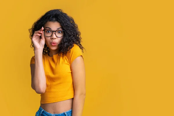 Retrato Jovem Mulher Afro Americana Atraente Isolado Fundo Brilhante Bonito — Fotografia de Stock