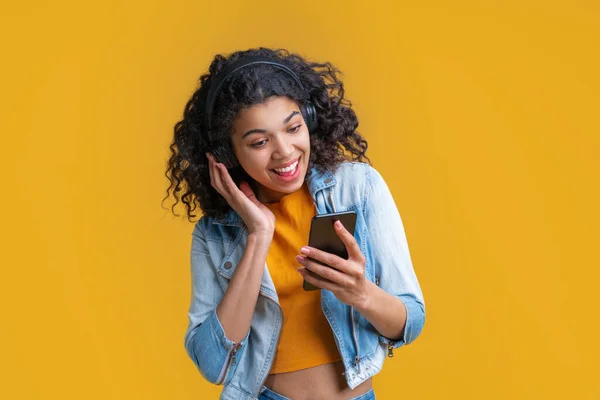 Bonito Sorrindo Menina Pele Escura Fones Ouvido Sem Fio Gostando — Fotografia de Stock