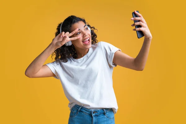 Encantadora Jovem Mulher Pele Escura Com Perfecr Sorriso Ouvir Música — Fotografia de Stock