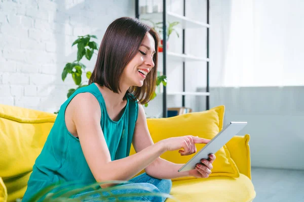 Menina Sorridente Bonita Usando Seu Tablet Computador Navegação Notícias Feed — Fotografia de Stock