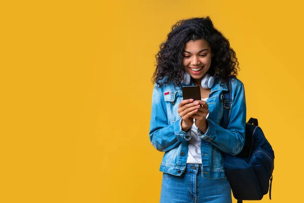 Feliz Sorrindo Passageiro Vestido Casualmente Com Uma Mochila Saco Navegando — Fotografia de Stock