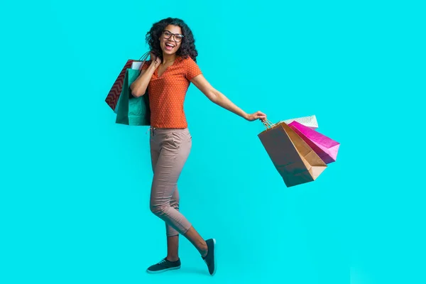 Retrato Comprimento Total Menina Pele Escura Bonito Com Sorriso Perfeito — Fotografia de Stock