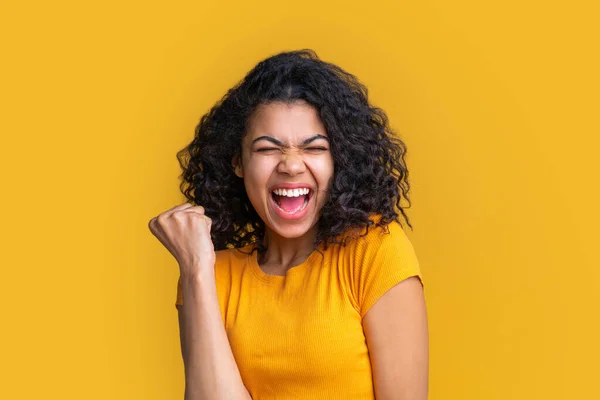 Retrato Jovem Afro Americana Eufórica Fundo Brilhante Celebrando Sucesso Mostrando — Fotografia de Stock