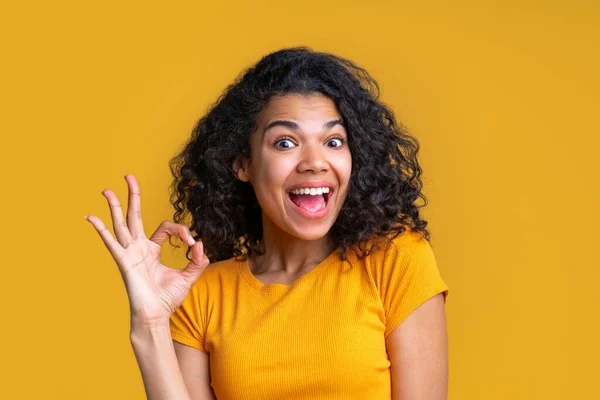 Retrato Jovem Mulher Africana Atraente Fundo Brilhante Menina Bonito Com — Fotografia de Stock