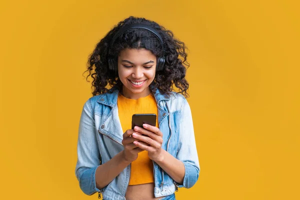 Bonito Sorrindo Menina Pele Escura Fones Ouvido Sem Fio Ouvir — Fotografia de Stock