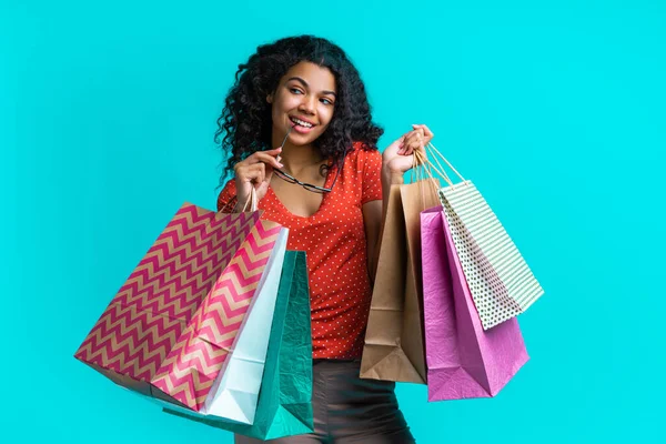 Flitry Menina Pele Escura Com Monte Sacos Compras Olhando Para — Fotografia de Stock