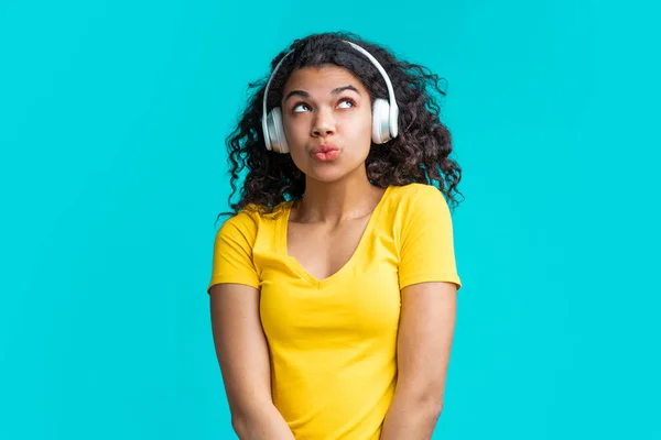 Uśmiechnięty Cute Ciemnoskóry Dziewczyna Bezprzewodowych Słuchawek Słuchających Muzyki Gwizdać Melodię — Zdjęcie stockowe