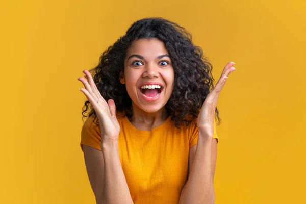 Close Retrato Estúdio Bela Menina Pele Escura Com Expressão Rosto — Fotografia de Stock