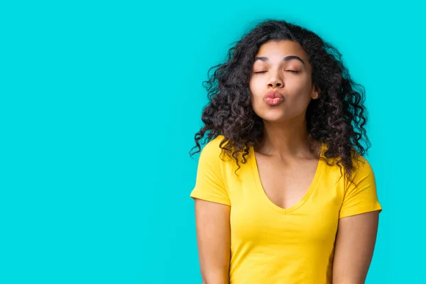 Estúdio Tiro Bela Menina Pele Escura Simples Base Brilhante Colorido — Fotografia de Stock