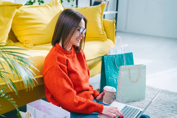 Piękny Blogger Mody Kobiet Dokonywania Zakupów Online Domu Siedzi Przytulnym — Zdjęcie stockowe
