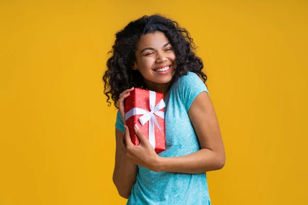 Retrato Jovem Casualmente Vestido Mulher Pele Escura Segurando Caixa Presente — Fotografia de Stock