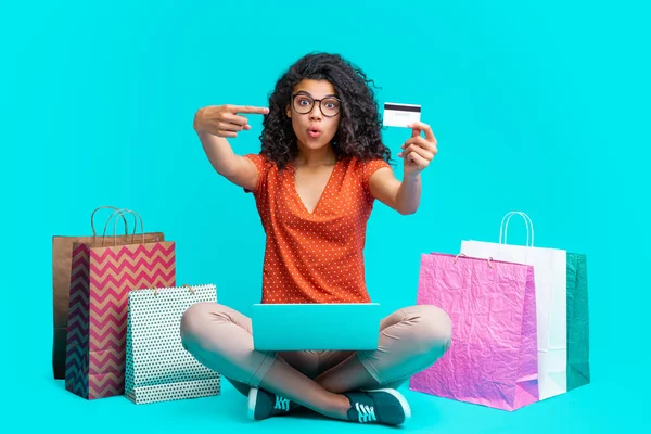 Atraente Animado Menina Pele Escura Sentado Com Seu Laptop Cartão — Fotografia de Stock