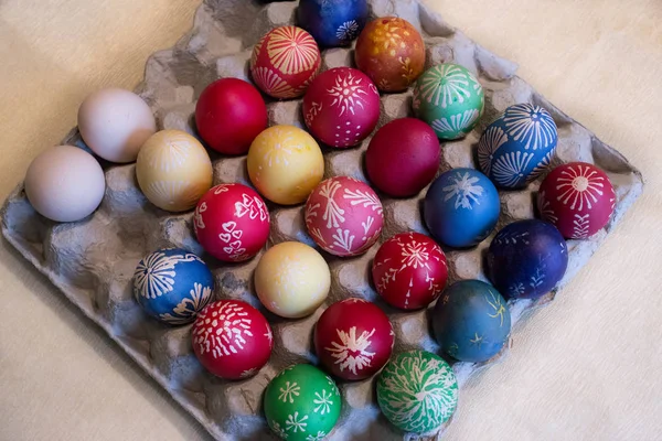 Geleneksel Güney bohem Paskalya yumurtaları balmumu ile dekore edilmiştir.
