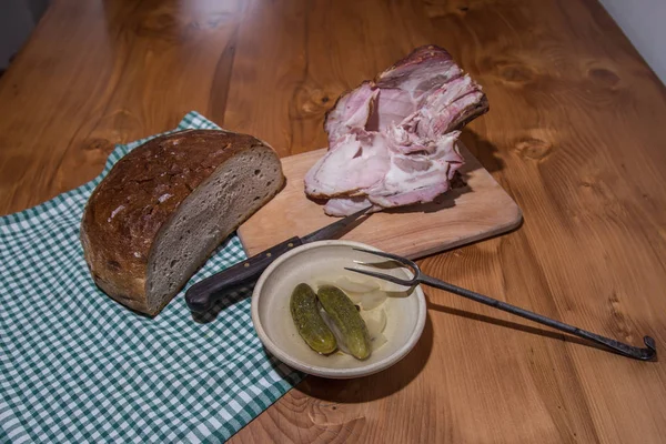 Salatalık turşusu ve ekmek ile geleneksel South Bohemian füme et