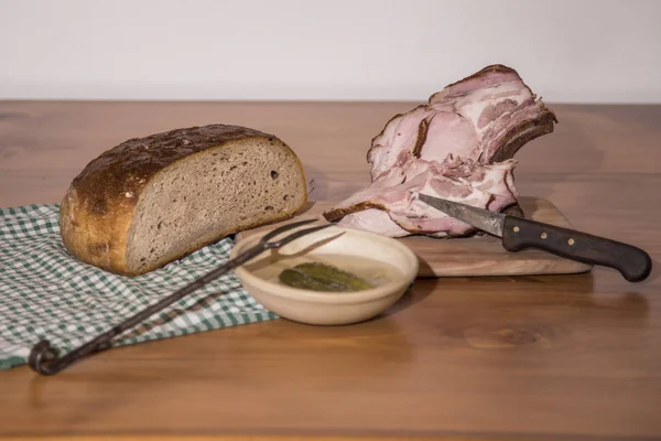 Salatalık turşusu ve ekmek ile geleneksel South Bohemian füme et