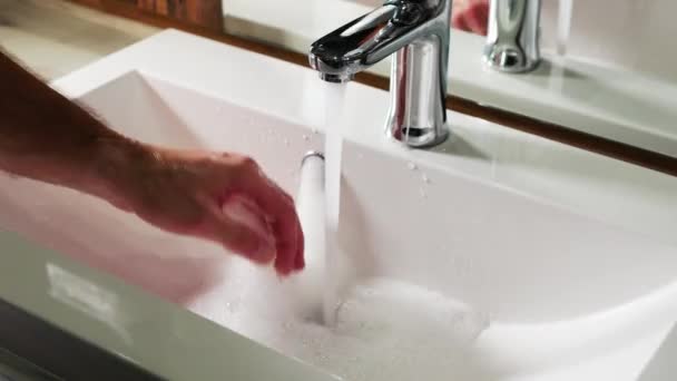 手放肥皂泡里 世界卫生组织 防止结肠病毒 Covid 用肥皂洗手 以预防头孢病毒的侵袭 — 图库视频影像
