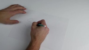 Coronavirüs salgını yüzünden stres. Genç adam beyaz kağıt üzerine bir kelime yazıyor..