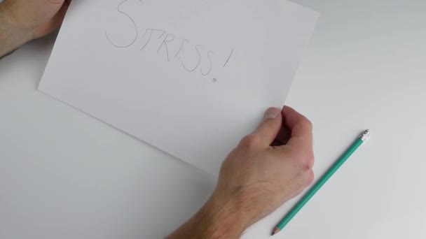 Écrivez le mot stress sur un morceau de papier. Affiche sur le stress .