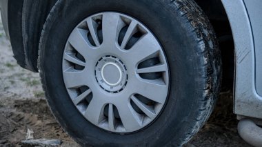 Bir arabanın tekerleği yakın plan..