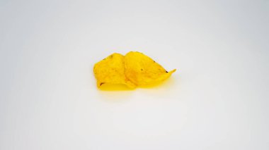 Beyaz arka planda iki patates cipsi..