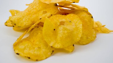 Beyaz arka planda iştah açıcı patates cipsi..