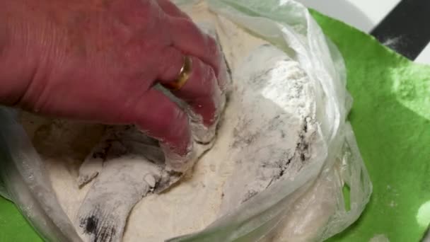 Roll Ψάρια Αλεύρι Female Χέρι Μαγειρεύει Ψάρια — Αρχείο Βίντεο