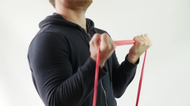 Facet Robi Ćwiczenia Bicepsów Elastycznością Białym Tle — Wideo stockowe