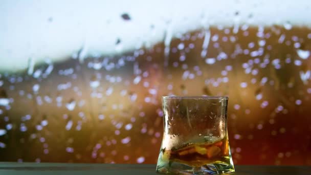 バーでは 美しい背景の上でウイスキーのガラスが滑ります ガラスの中のコニャック — ストック動画