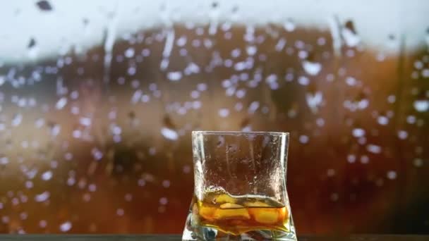 氷のあるウイスキーのガラス バーに沿ってスライド ドロップ付きのガラス クローズアップ — ストック動画