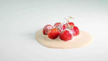 Çilekli yoğurt, meyveli süt karışımı, beyaz arka planda, yakın plan.