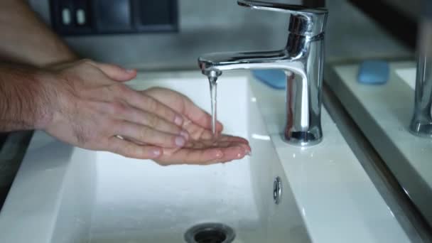 Een Man Wast Zijn Handen Grondig Met Zeep Close Huishoudhygiëne — Stockvideo